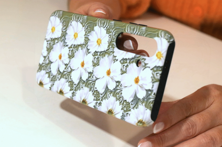 White flowers on a green background 3d stereogram phone case