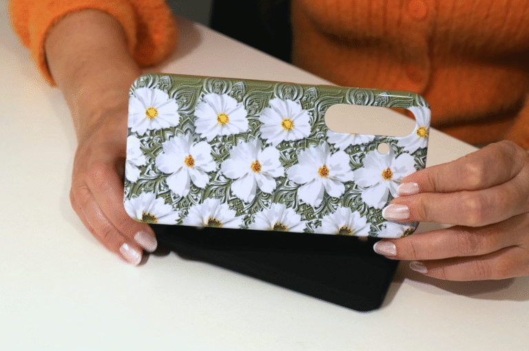 White flowers on a green background 3d stereogram phone case