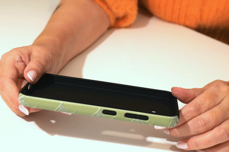 White flowers on a green background 3d stereogram phone case