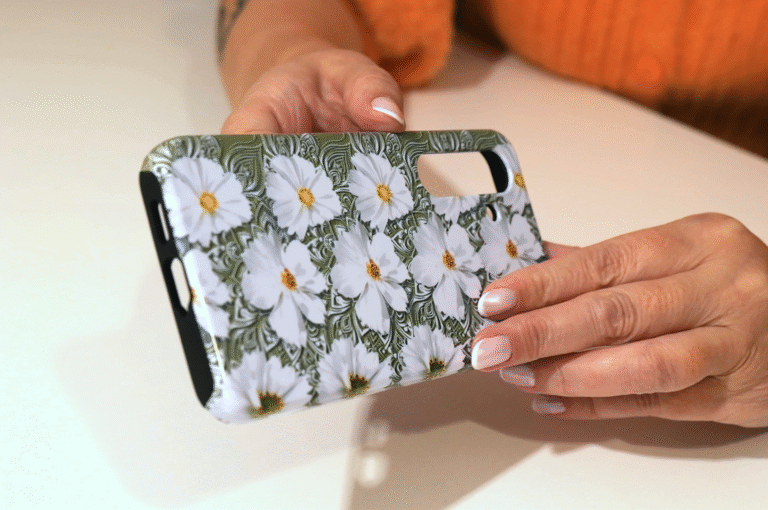 White flowers on a green background 3d stereogram phone case